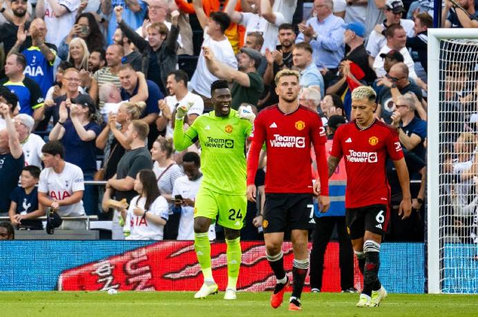 Fan M.U: 'Điên rồi, sao cậu ta còn cười đùa được khi thua như vậy'