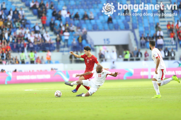 Messi Iran và Đặng Văn Lâm chụp ảnh mừng sinh nhật Công Phượng