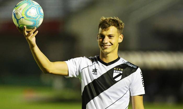 Cầu thủ 16 tuổi phá sâu kỷ lục của Vua bóng đá Pele