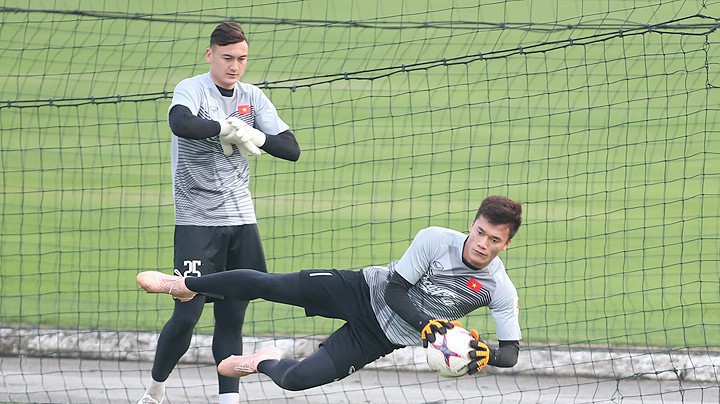 Văn Lâm gặp khó, Bùi Tiến Dũng hưởng lợi