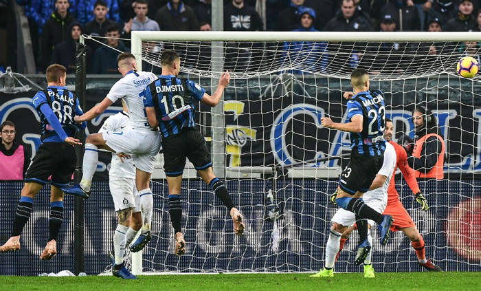 Đua Top 4 Serie A: Atalanta đấu 2 nửa xanh/đỏ thành Milan