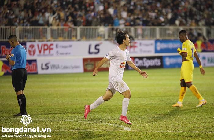 HAGL 2-1 SLNA: Minh Vương cảm ơn bầu Đức, Văn Toàn chia sẻ điều quan trọng nhất