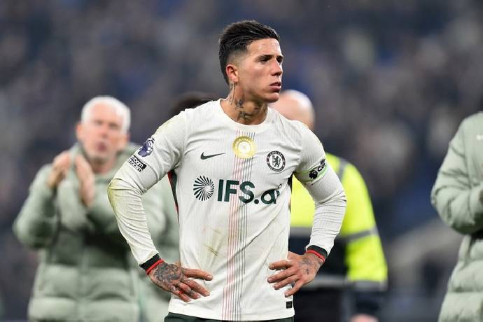 HLV Rosenior thất vọng khi Chelsea tự bắn vào chân khi đua tranh với MU