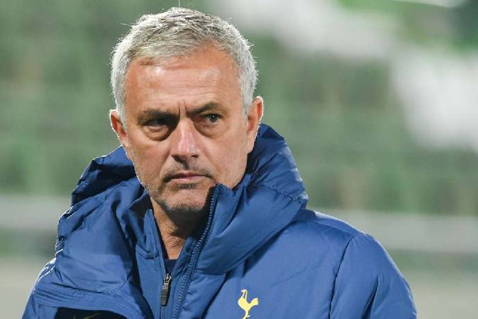 Mourinho làm gì trong những giờ cuối cùng còn đương chức ở Tottenham