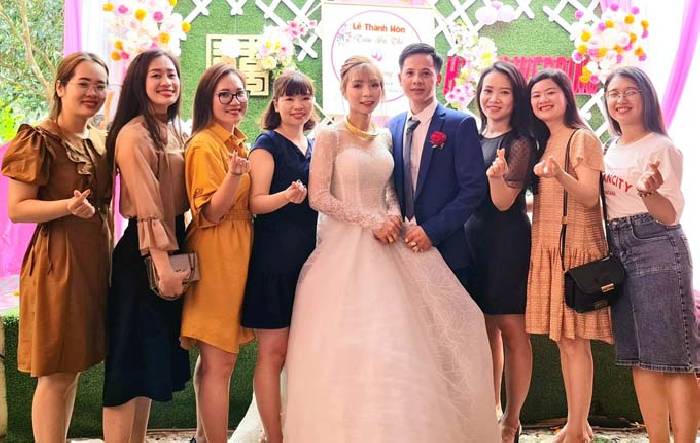 Tuyển thủ bóng đá nữ Việt Nam lên xe hoa về nhà chồng