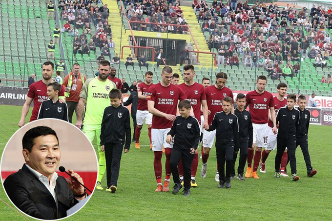 Đội bóng của tỷ phú Hoài Nam nợ lương, cầu thủ bỏ đá C1