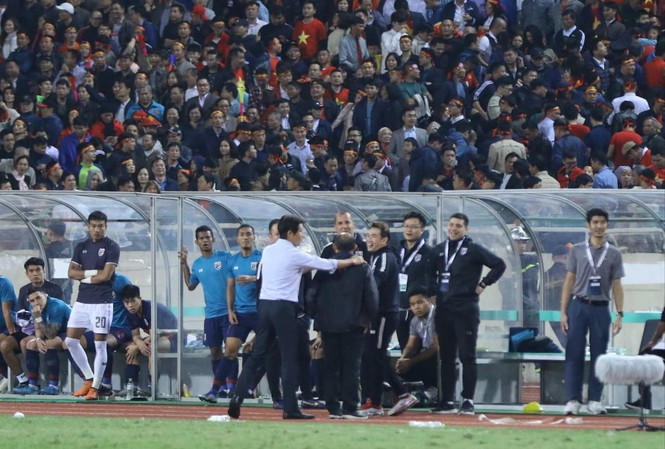 HLV Thái Lan thanh minh: 'Tôi không có ý phân biệt với ông Park'