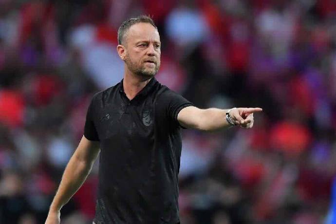 HLV Poking trở lại Việt Nam sau khi bị Thái Lan sa thải