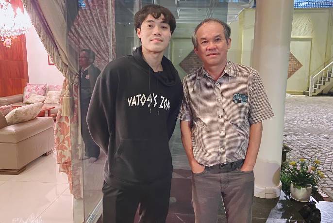 Văn Toàn được 'làm chủ tịch' khi đến chơi nhà bầu Đức