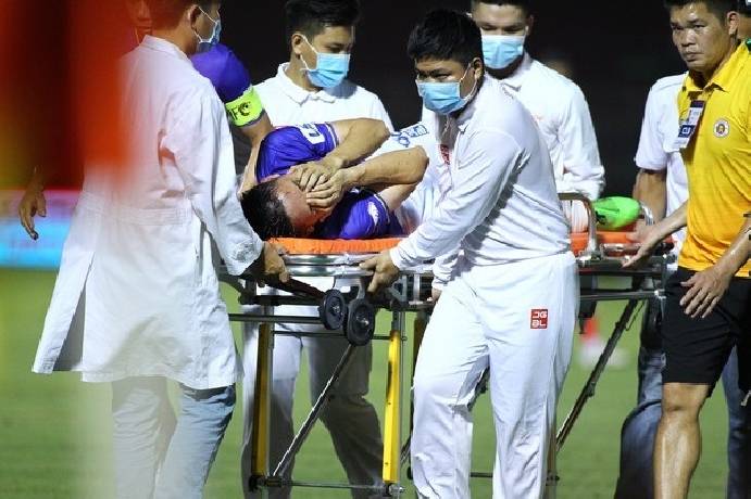 Cận cảnh pha vào bóng của Hoàng Thịnh khiến Hùng Dũng gãy gập chân