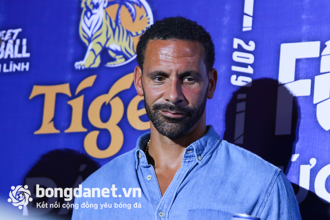Video Rio Ferdinand vs Hồng Sơn cùng màn tâng bóng có '1-0-2'