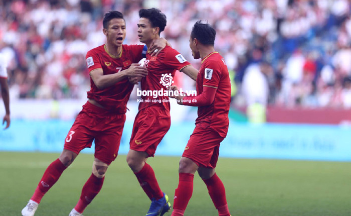 Việt Nam vs Malaysia: Văn Hậu, Công Phượng khiến thầy Park lo lắng