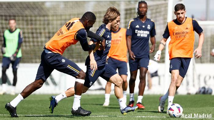 Người làm fan Real 'phát sốt' rời sân do vấn đề vì sức khỏe