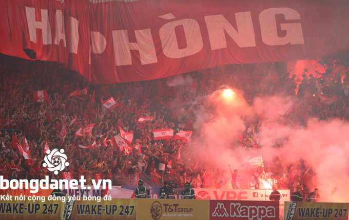 Cơn mưa pháo sáng và mục tiêu 'thâm hiểm' của CĐV Hải Phòng