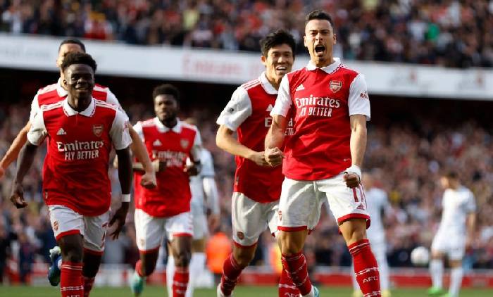 Chỉ cách đua vô địch, Arsenal được khuyên mua chân gỗ của Chelsea