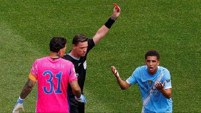 Pep Guardiola phản đối trọng tài, cầu thủ Man City bị tăng án phạt