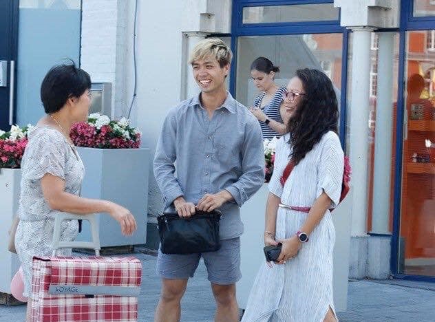 Không dự buổi ra mắt áo đấu, Công Phượng tranh thủ ván cảnh đường phố Bỉ