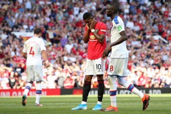 MU 1-2 Crystal Palace: Rashford s&uacute;t hỏng 11m, Palace l&agrave;m n&ecirc;n lịch sử