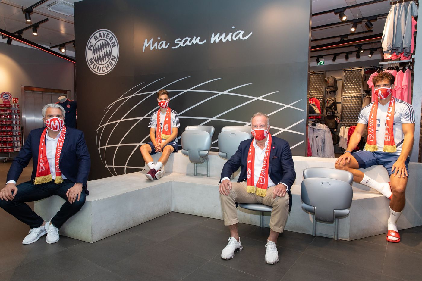 Bundesliga trở lại vào tháng 5, cầu thủ đeo khẩu trang thi đấu