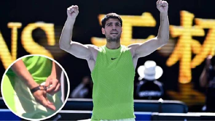 Alcaraz bị phát hiện sử dụng ‘thiết bị cấm’ ở vòng 4 Úc Mở rộng 2026
