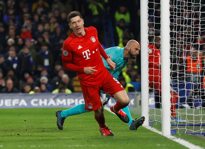 Lập một loạt kỷ lục, Lewandowski vẫn kém xa Ronaldo ở Champions League