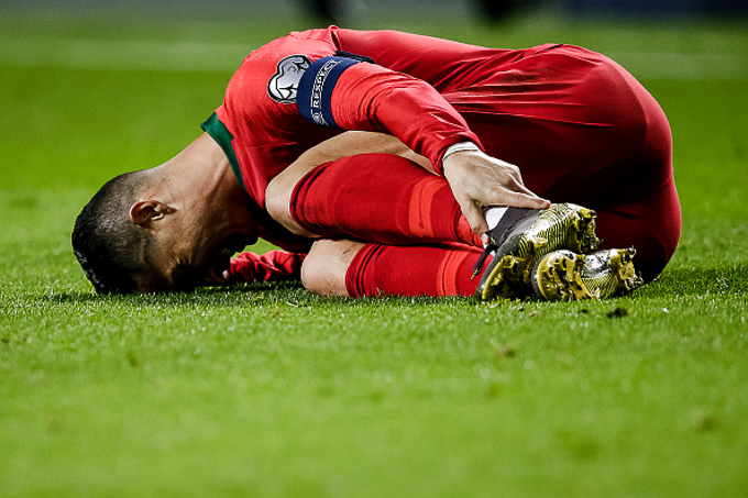 CR7 chảy máu mũi, chấn thương phức tạp trong ngày Bồ Đào Nha sảy chân