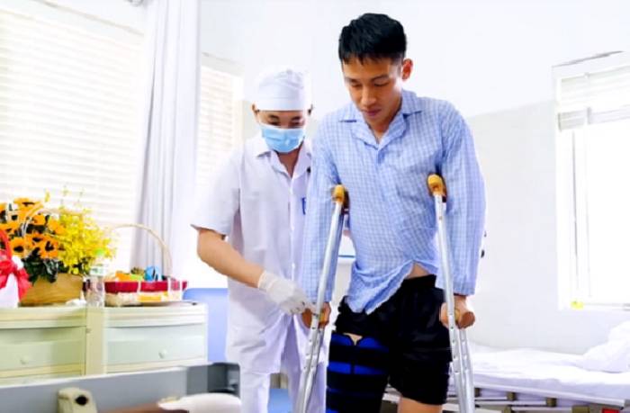 Hùng Dũng đã có thể tập đi với nạng