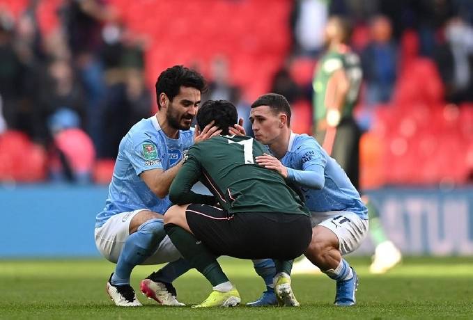 Chùm ảnh: Cầu thủ Man City 'dỗ dành' Son Heung-min