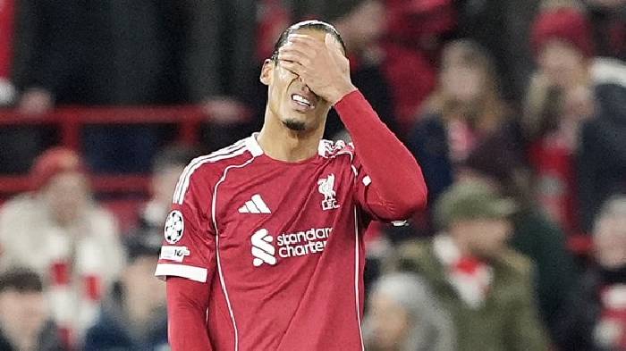 Van Dijk g&acirc;y sốc khi &lsquo;chơi b&oacute;ng rổ&rsquo; khiến Liverpool chịu phạt đền
