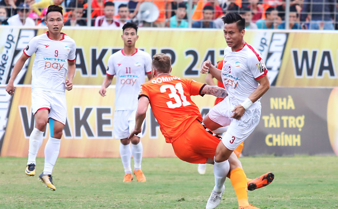 Quế Ngọc Hải làm ngoại binh SHB Đà Nẵng gãy xương sườn