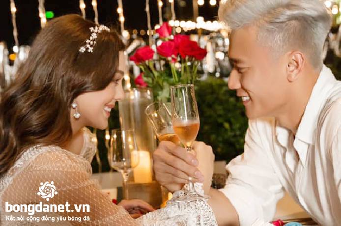 Bạn gái tây chúc Bùi Tiến Dũng 'khôn ngoan' hơn trong sinh nhật lần thứ 24