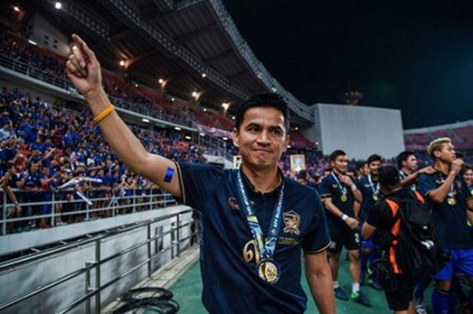 Bị Việt Nam qua mặt, LĐBĐ Thái Lan cầu cứu Kiatisak?