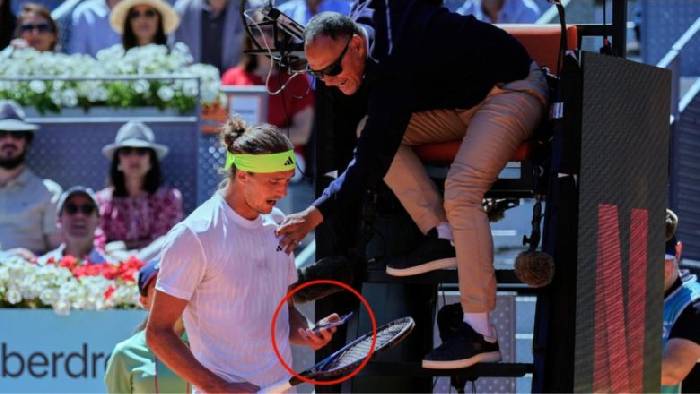 Zverev bị trọng tài phạt cảnh cáo vì lấy điện thoại chụp ảnh dấu bóng