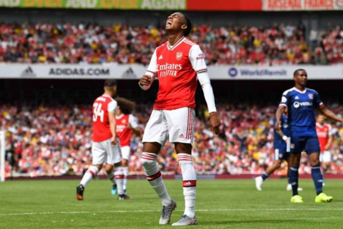 Arsenal 1-2 Lyon: Ph&aacute;o thủ thất bại đ&aacute;ng tiếc