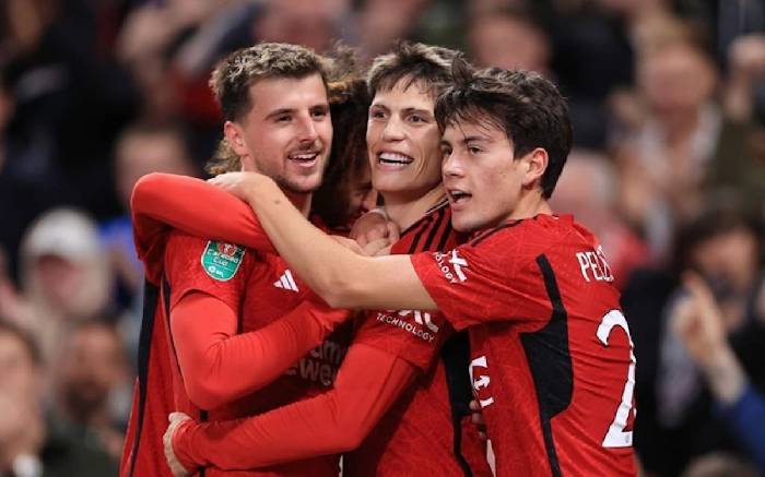 Thăng tiến chóng mặt, M.U thưởng lớn 'báu vật' từng ăn tập ở Việt Nam