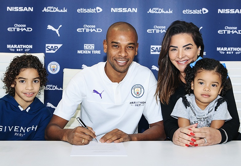 Man City có hợp đồng mới trước đại chiến với MU