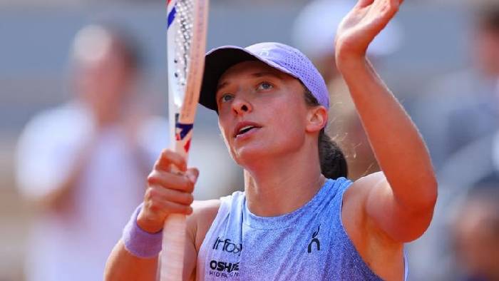 Swiatek thắng nhanh Raducanu sau 79 phút, vào vòng 3 Roland Garros