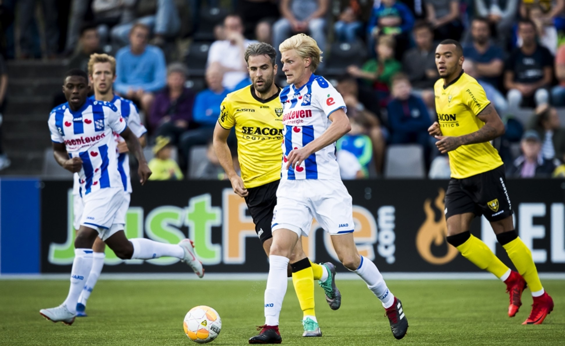 Tỷ lệ bóng đá hôm nay 29/11: Heerenveen vs Vitesse