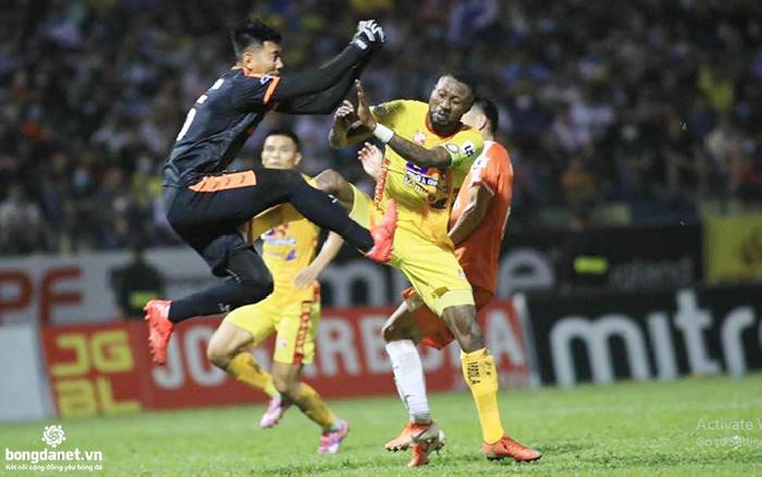 Tung đòn giống De Jong, Hoàng Vũ Samson bị Ban kỷ luật VFF 'tuýt còi'