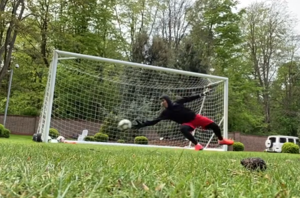 Video tiền đạo Firmino trổ tài bắt gôn siêu đẳng