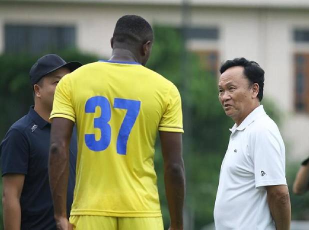 Chủ tịch và HLV trưởng xin từ chức, SLNA rơi vào khủng hoảng