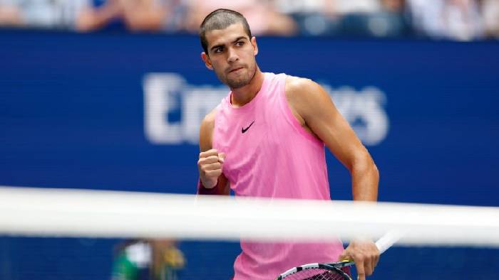 Alcaraz thắng dễ vòng 3 US Open 2025 dù bị đau đầu gối