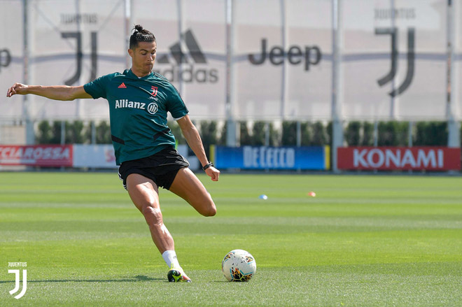 Video Cristiano Ronaldo liên tục lập siêu phẩm trên sân tập