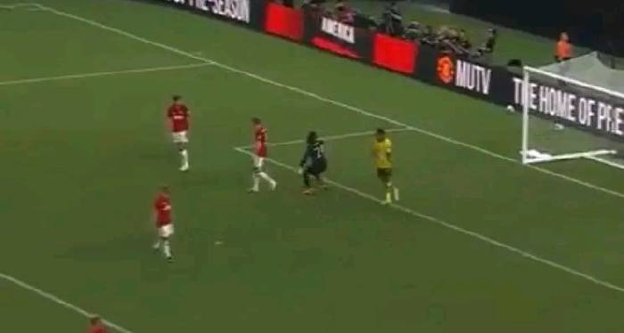 Onana quát thẳng mặt Maguire vì sai lầm nghiệp dư trước Dortmund