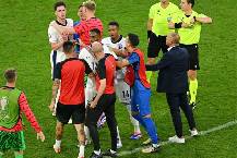 Declan Rice xô xát, chửi nhau với HLV Slovakia