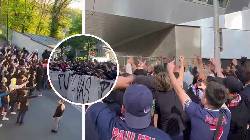 Hết lăng mạ Messi, fan PSG lại đến tận cửa nhà đòi 'đuổi cổ' 1 siêu sao