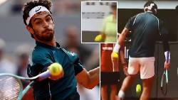 Tranh cãi ở Roland Garros: Musetti đá bóng trúng người trọng tài vẫn vào bán kết