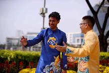 Lee Nguyễn đổi tên, diện áo dài dân tộc xuống phố du xuân