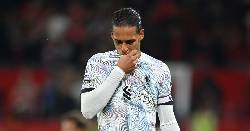 Van Dijk thừa nhận đang phải ra sân trong sự đau đớn