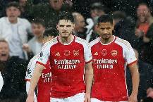 Tham vọng vô địch của Arsenal lung lay bởi bàn thua đầy tranh cãi